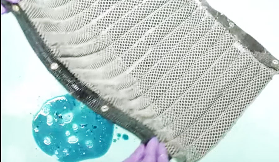 Researchers have created something pretty amazing: a reusable sponge that soaks up 90 times its weight in oil.