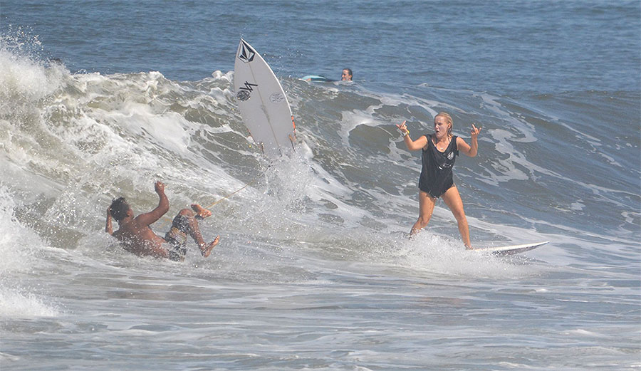 Allanah Brown giving the two finger salute after getting dropped in on by local surfer Muklis Anwar. Image: Facebook/Allanah Brown