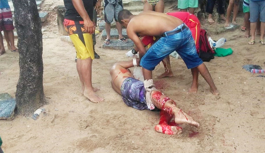 Bystanders dragged the victim to the beach where paramedics took over. Image: NYPost/FocusOn News