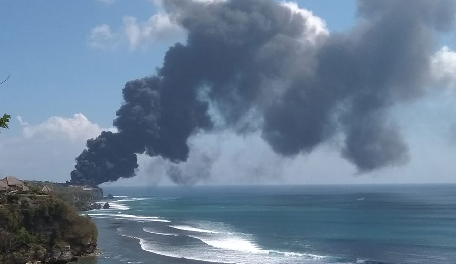 The fire broke out on the cliffs at Uluwatu on Monday afternoon. Photo: Facebook/Linda Abel
