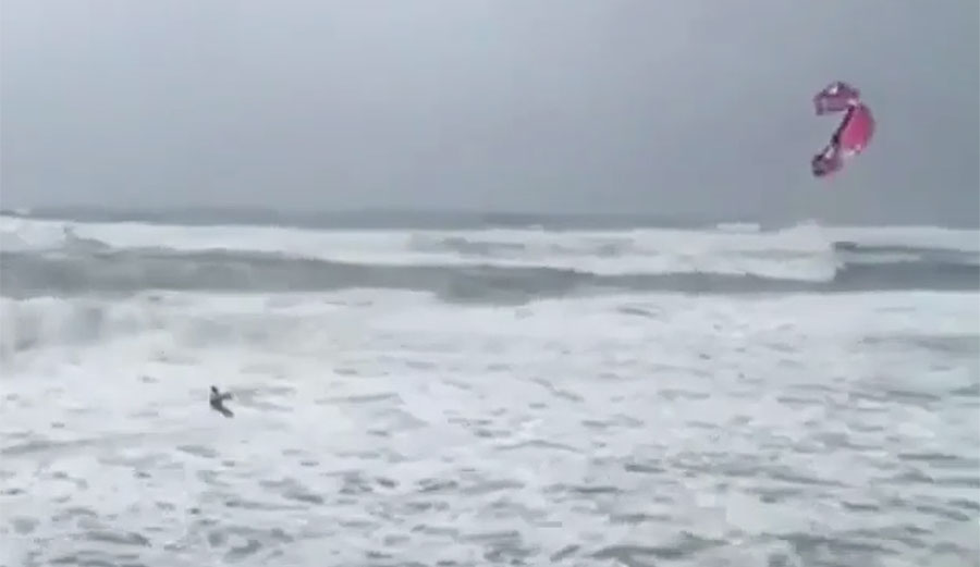 Whenever there's a hurricane, there's someone who decides to use Mother Nature's strength to do something fun but dumb. In this case, it's a kitesurfer at Nags Head, North Carolina who decided to play in Hurricane Florence.