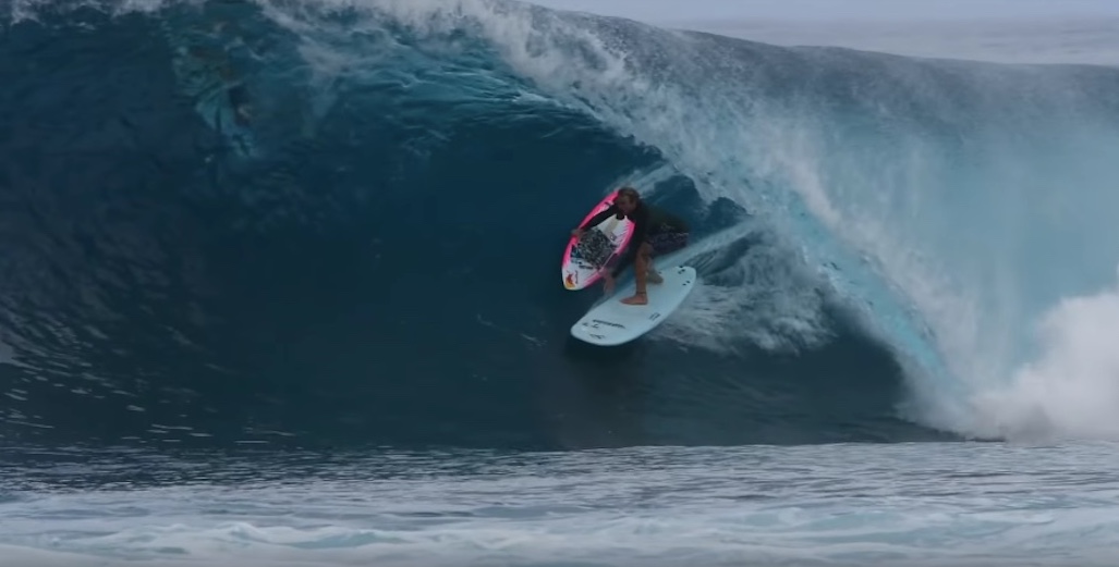 Jamie O'Brien board transfer at Backdoor. Photo: Screenshot/Youtube