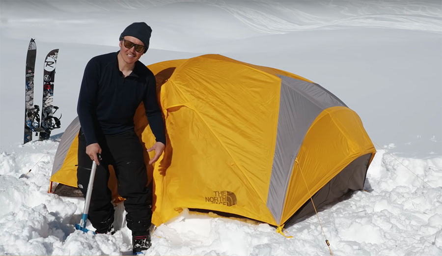 xavier de la rue camping in the snow