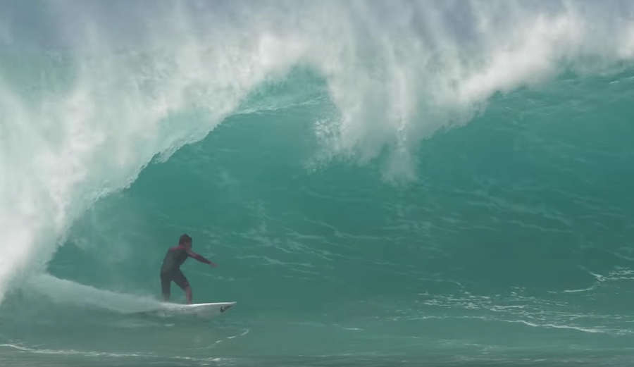 Koa Rothman steers into a gem at Pipe.