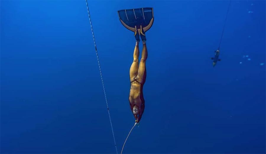Watch Russian freediver Alexey Molchanov set a world record in the Bahamas.