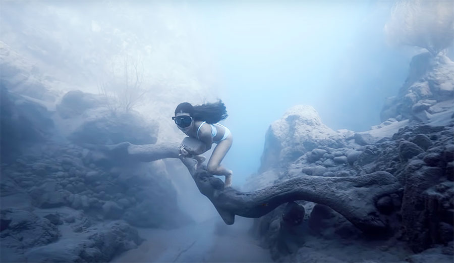 Sofía Gómez Uribe underwater rock running