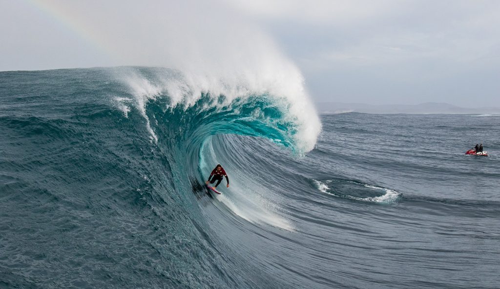 Henry Davies surfs The Right.