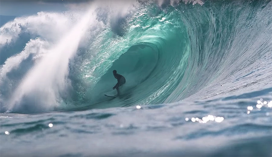 Surfing Hawaii North Shore Pipeline