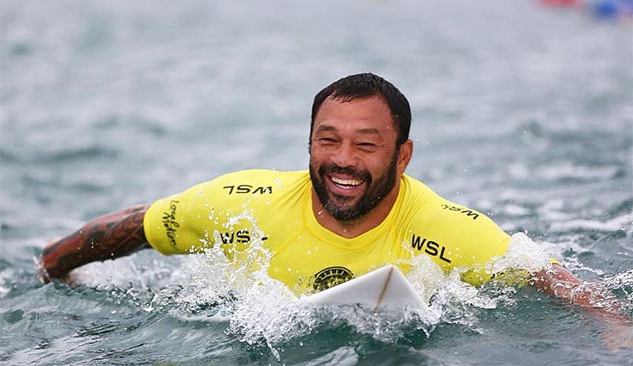 Sunny Garcia surfing