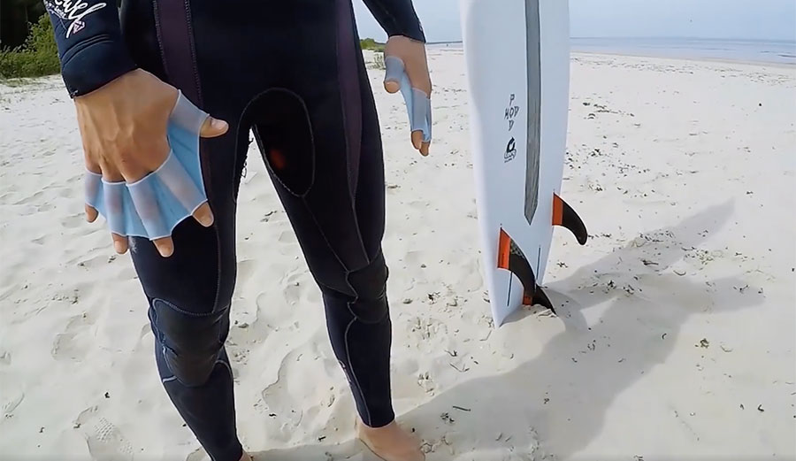 Webbed glove for surfing