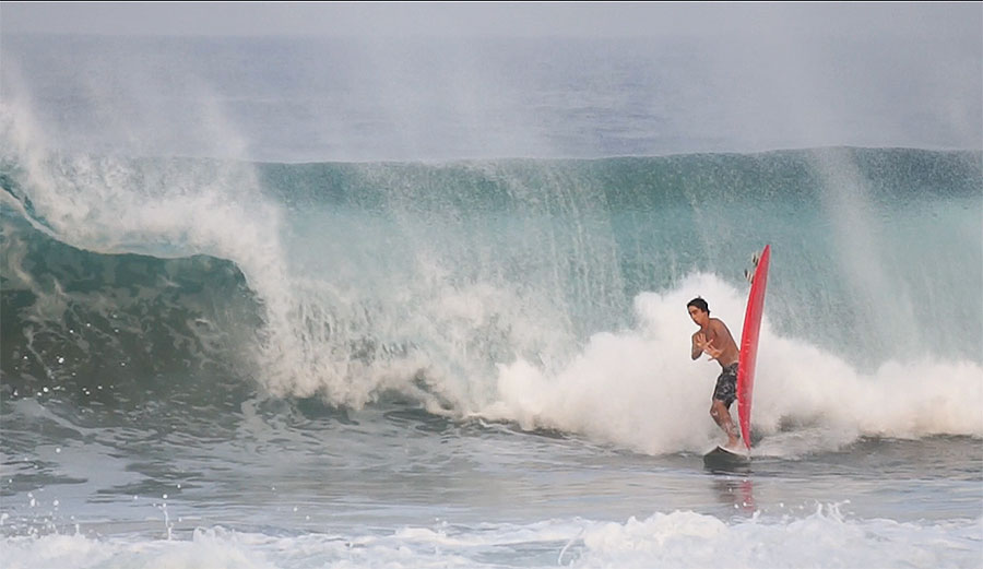 Mauro Diaz surfing