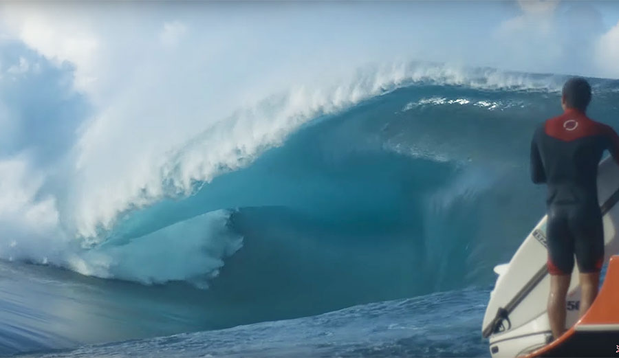 Teahupoo surfing
