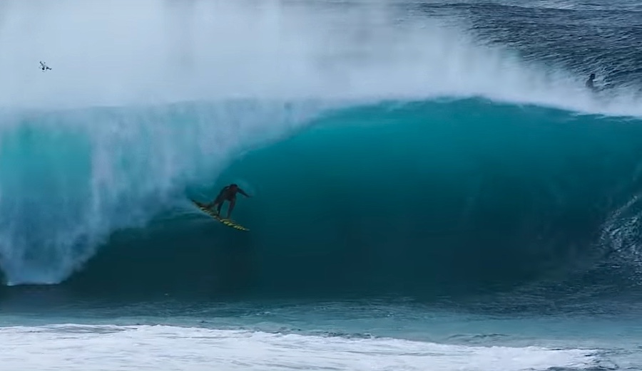 Attention Surf Purists, This Is Jamie O'Brien at His Best: Surfing Big Pipeline