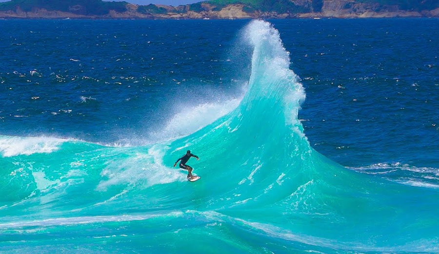 Jamie O'Brien surfing