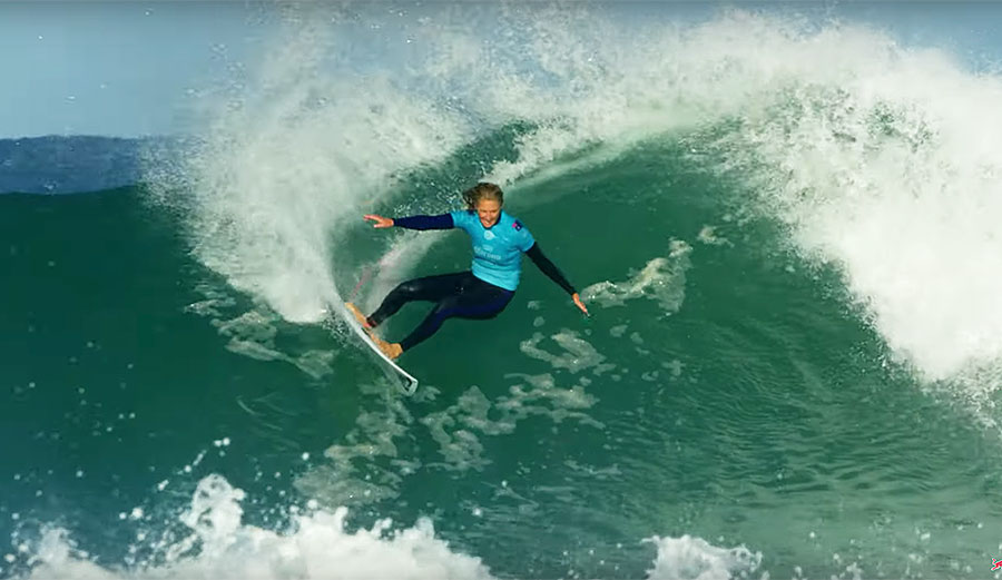 Stephanie Gilmore surfing