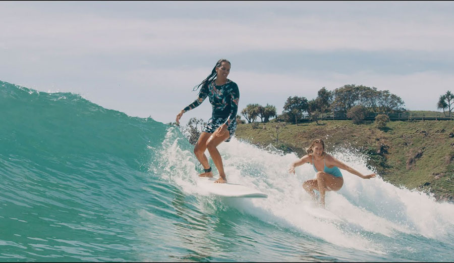 Stephanie Gilmore surfing