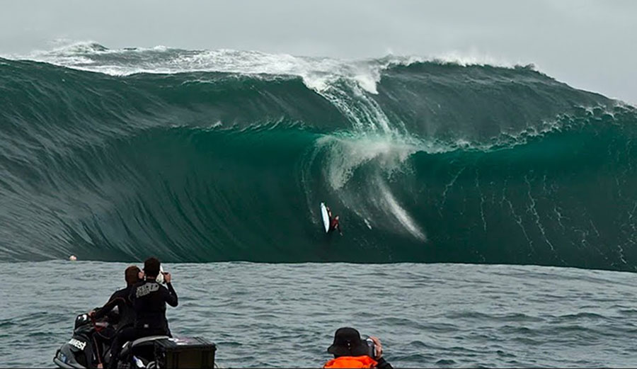 Surfing wipeouts at The Right