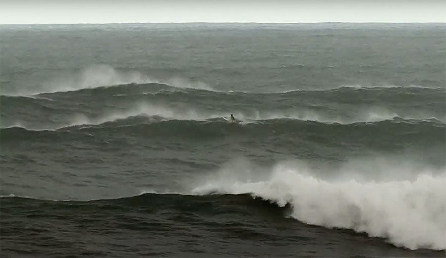 Jamie O'Brien surfing