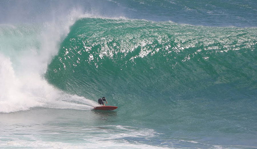 Surfing Padang Padang