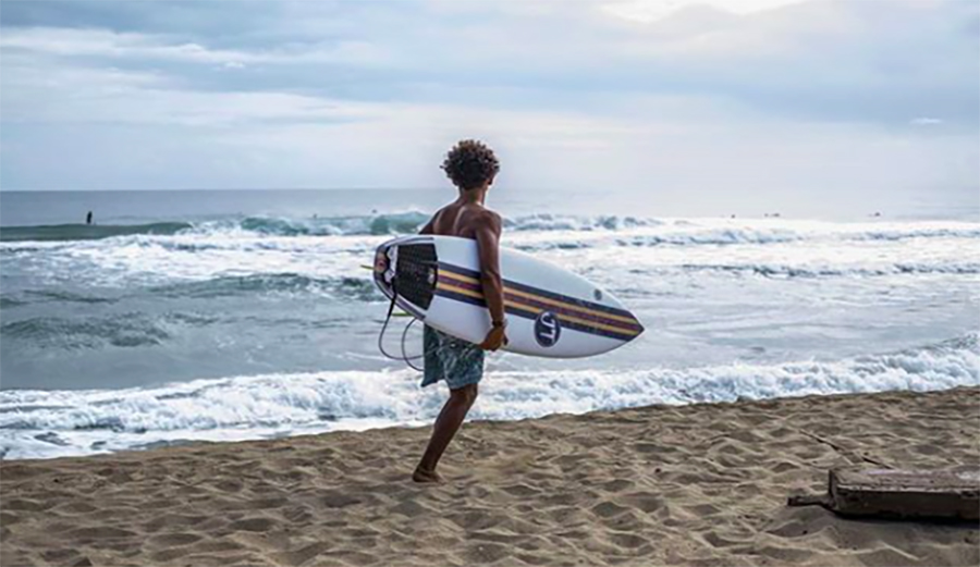 Amputee surfer Dariel Meléndez Dávila looks at the waves