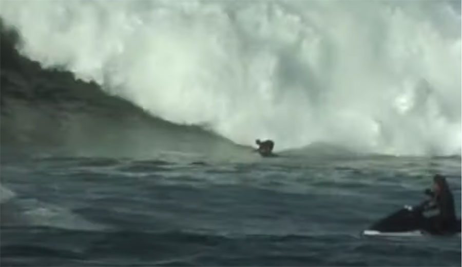 Kelly Slater Tow surfing Maverick's