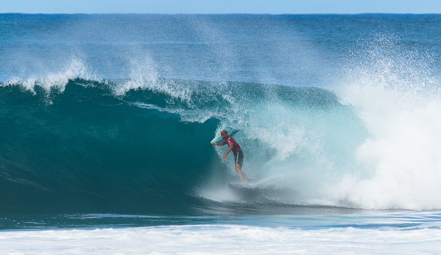 Kelly Slater pulls into Backdoor Barrel at Pipeline Masters 2020