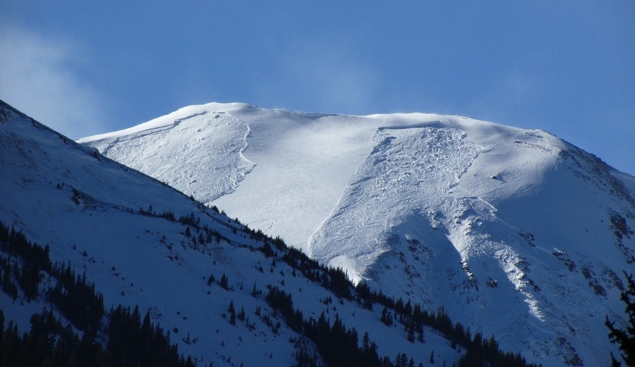 A pair of avalanches near Jones Pass from 12/26.