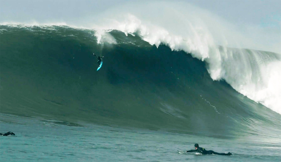 Surfer Grant "Twiggy" Baker Win an insane air drop at Maverick's