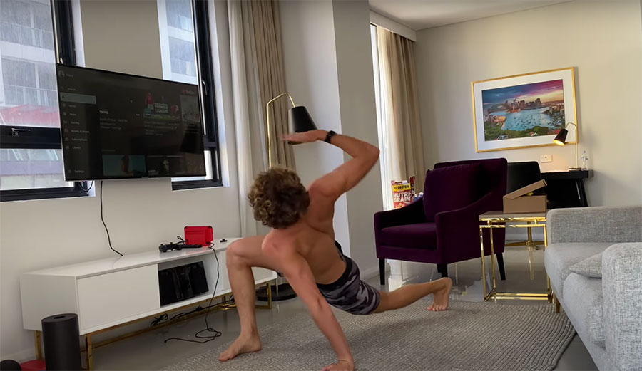 Leonardo Fioravanti stretches