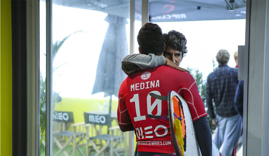 Charlie Rodrigues hugging Gabriel Medina