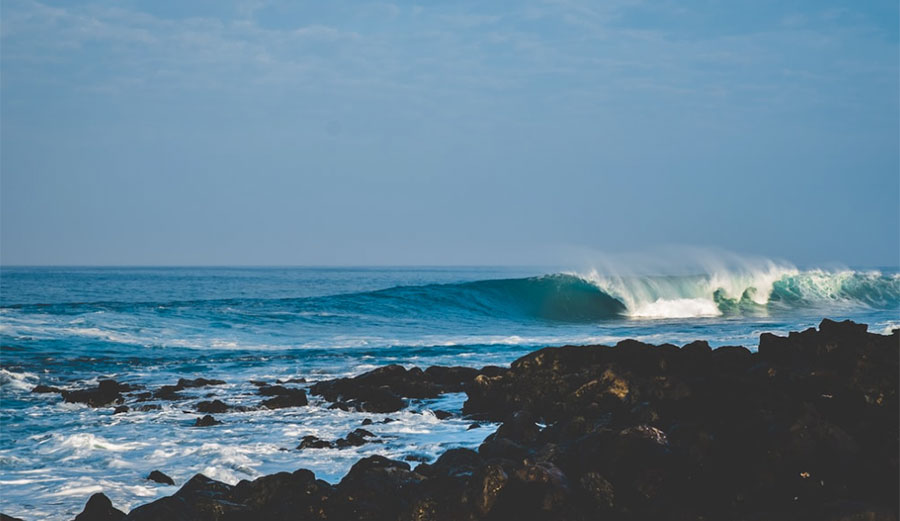 empty wave breaking on rocks
