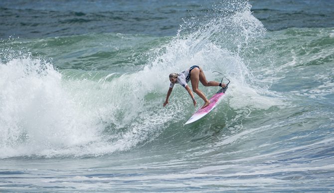 Izzi Gomez surfs in an ISA event
