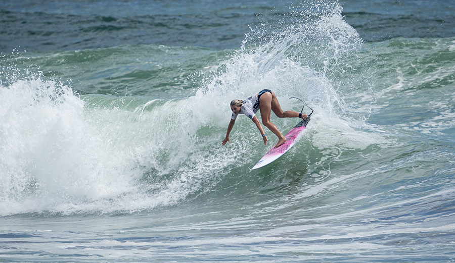 Izzi Gomez surfs in an ISA event