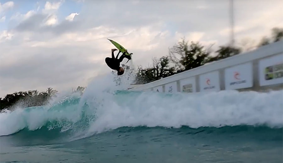 Cruz Dinofa surfing