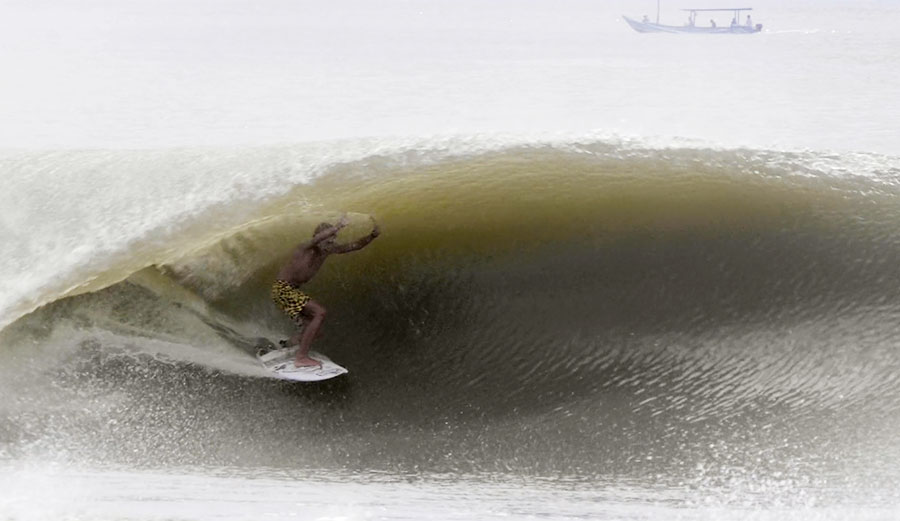 Koldo Illumbe surfing