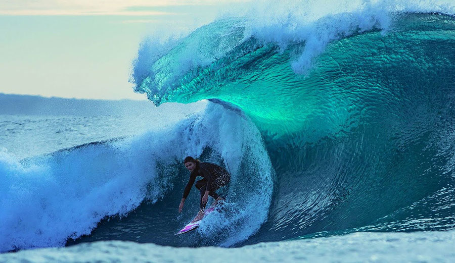 Noa Deane surfing