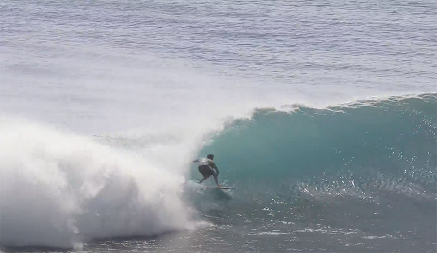 Uluwatu surfing