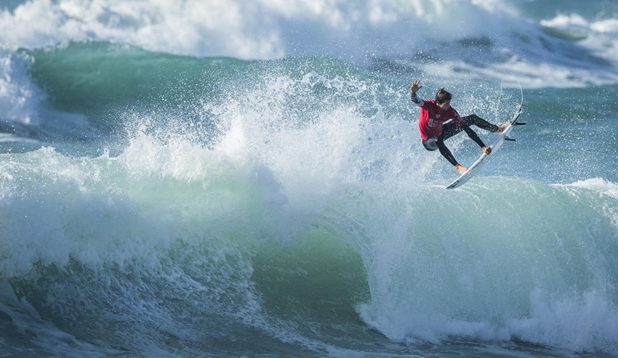 Leo Glatzer throws an air