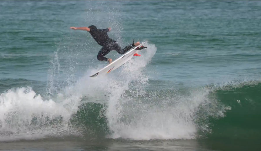 Leonardo Fioravanti surfing in the Olympics