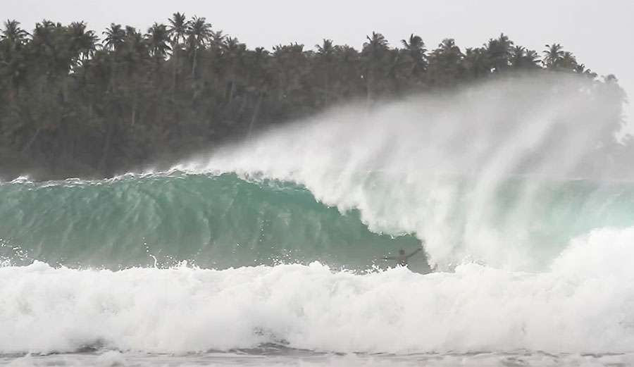 Nias surfing