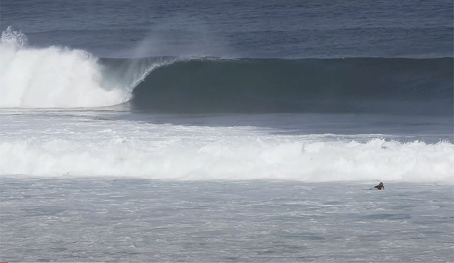 Uluwatu surfing