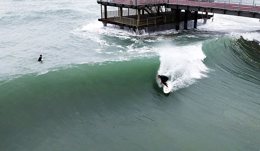 Ben Gravy surfs in Korea