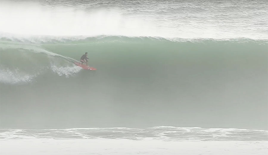 Bruno Santos surfing