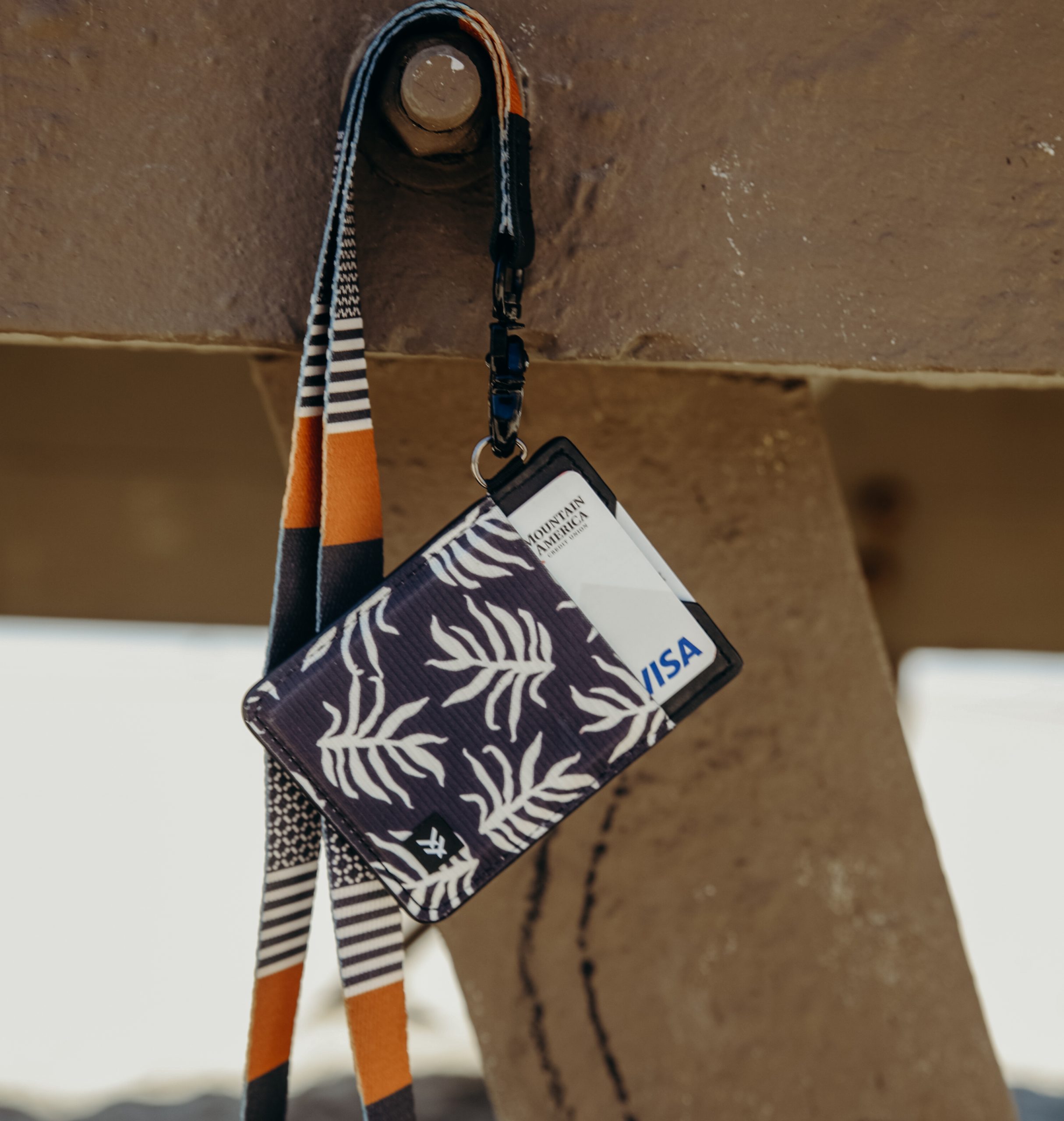 thread vertical wallet palms