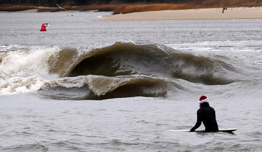 Ben Gravy surfing weird wave
