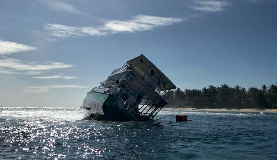 Surf charter wreck at Lance's Right