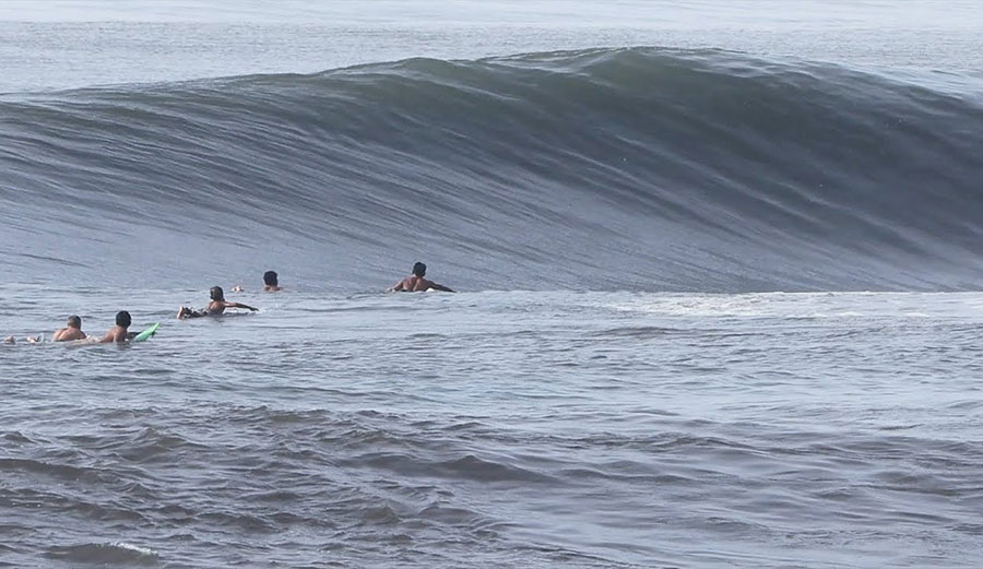 Keramas surfers