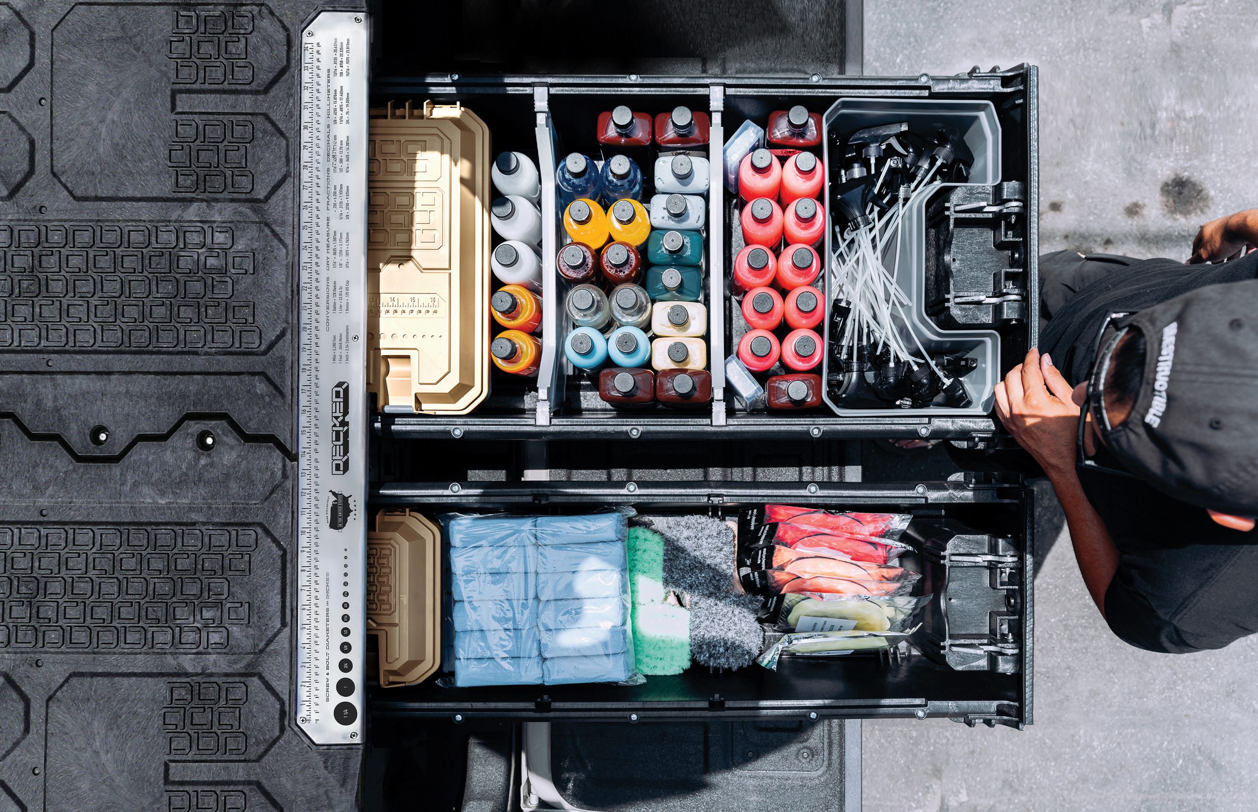 Organized truck bed DECKED