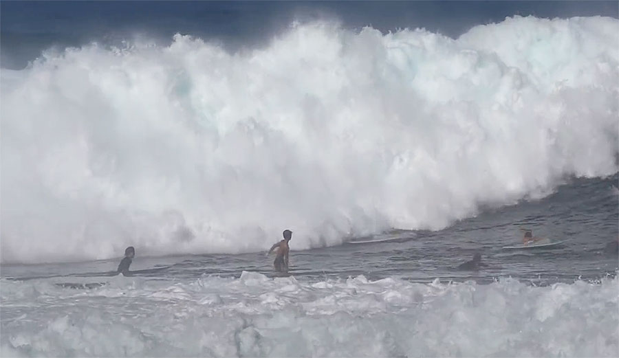 Second reef Pipeline wave
