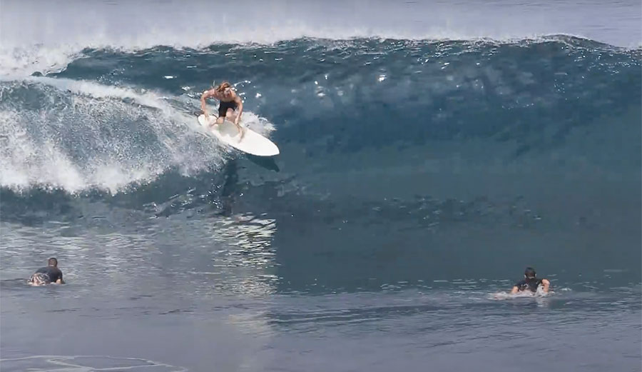 Uluwatu surfing